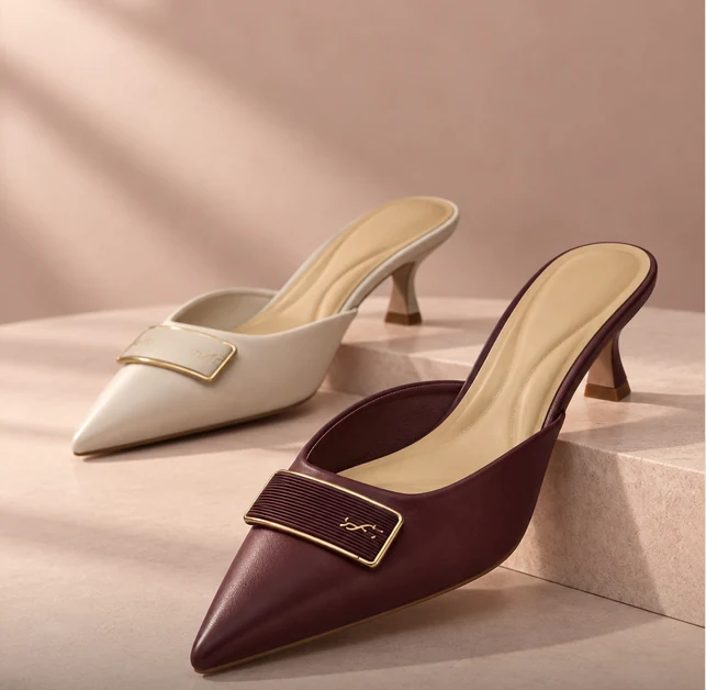 Pointed-toe women's mules in ivory and burgundy